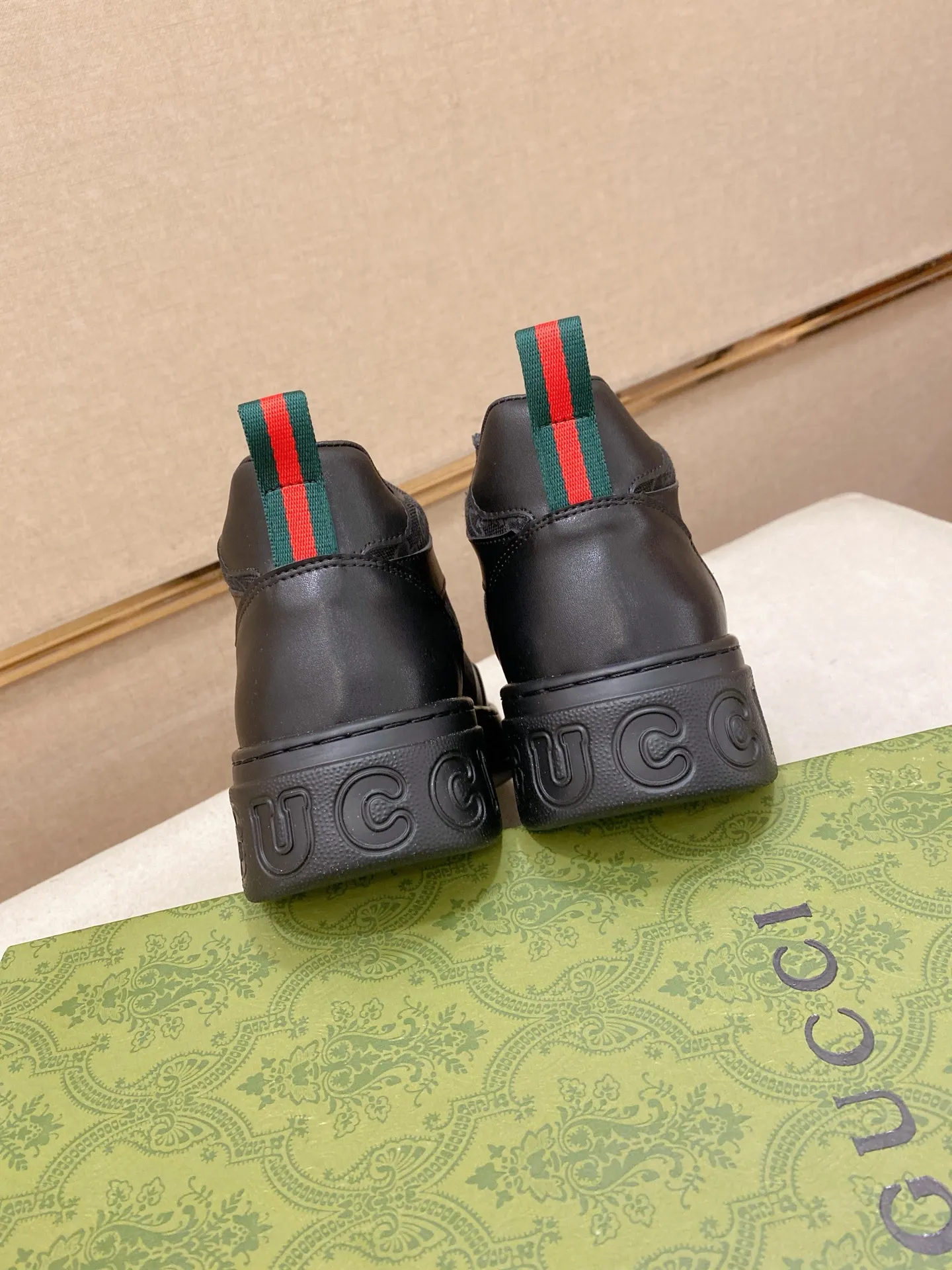 Factory price: 442💰 (GUCCI) The latest model from the official website🎁🎁Casual and fashionable men's shoes👟, hot style💥The style is simple and elegant, exclusive for trendy men. Unique official website's latest brand elements👑original Gucci decoration, fashionable and generous, the fabric is original cowhide ✅sheepskin lining, the official website specifies wear-resistant casual outsole, the classic model is taken in kind at the counter🎬38-44 (can be customized for 45 non-refundable)